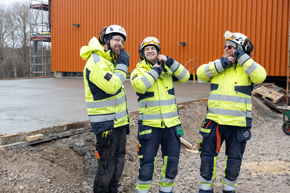 Plåten lackas orange till raffinaderiet